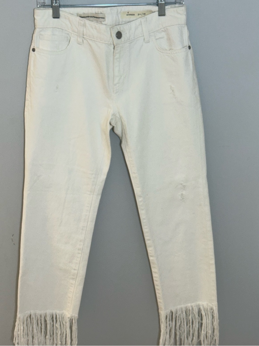NWOT Anthropology 
White Fringe‎ Hem Denim Jeans
W-14
R-8
L-27… 23 to fringe